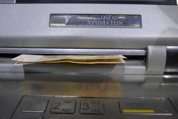 Βόλος: Έφτιαχναν κάρτες-κλώνους και έκαναν αναλήψεις από ATM τράπεζας – Θύματα 40 άτομα