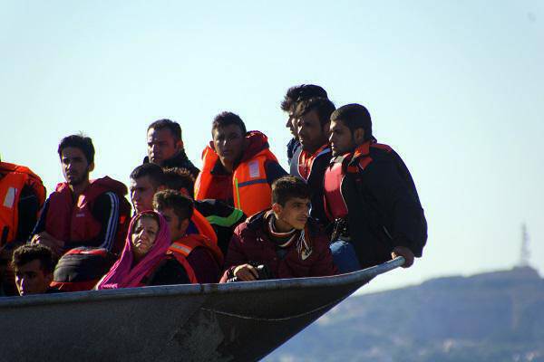 Εντοπίστηκε σκάφος με 75 πρόσφυγες και μετανάστες στην Πύλο