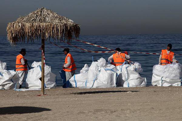 Σαρωνικός: Συνεχίζονται οι εργασίες απορρύπανσης των ακτών