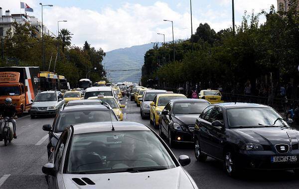 Λ. Ποσειδώνος: Μποτιλιάρισμα χιλιομέτρων λόγω ανατροπής φορτηγού