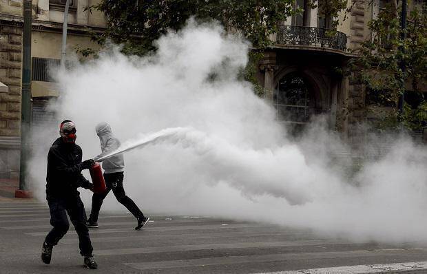 Ένταση στο κέντρο της Αθήνας: Πέτρες, καπνογόνα και χημικά στο μαθητικό συλλαλητήριο (pics)