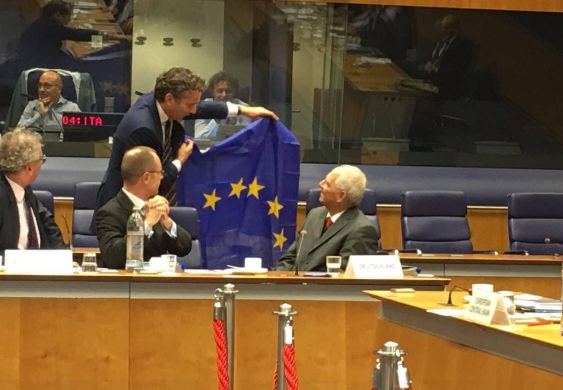 Eurogroup: Τα δώρα στον Σόιμπλε από τους συμμετέχοντες υπουργούς Οικονομικών (pics)