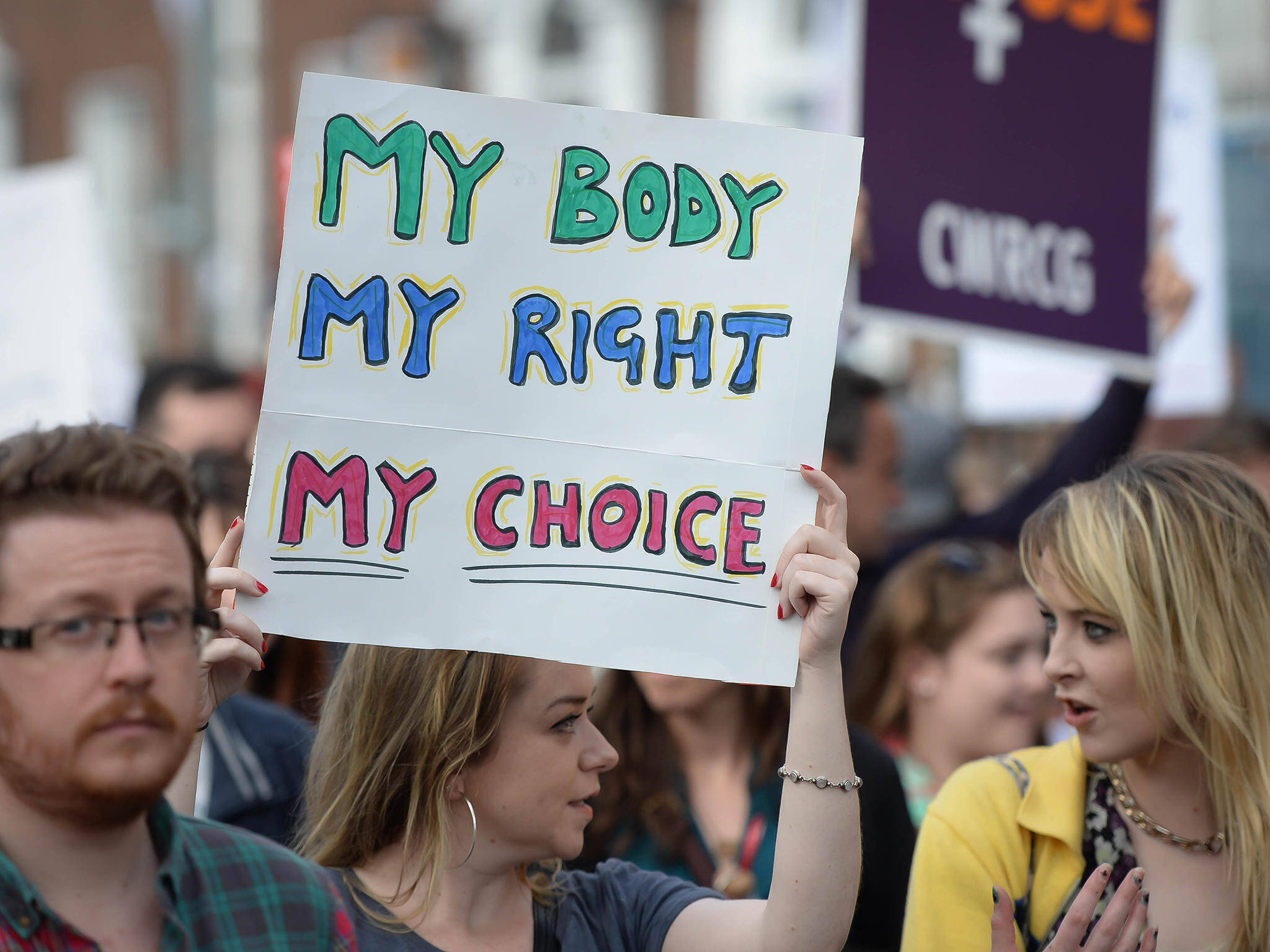 Ιρλανδία: Στους δρόμους δεκάδες χιλιάδες άνθρωποι υπέρ του δικαιώματος στην άμβλωση