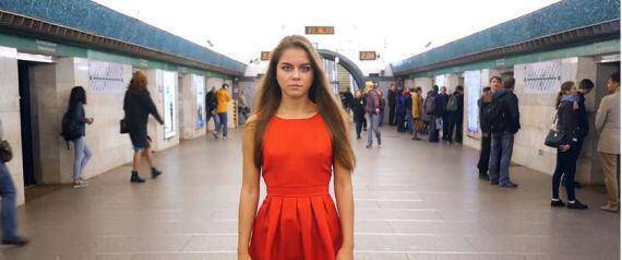Γιατί μία όμορφη γυναίκα σηκώνει το κόκκινο φόρεμα στο μετρό και δείχνει το μαύρο εσώρουχο