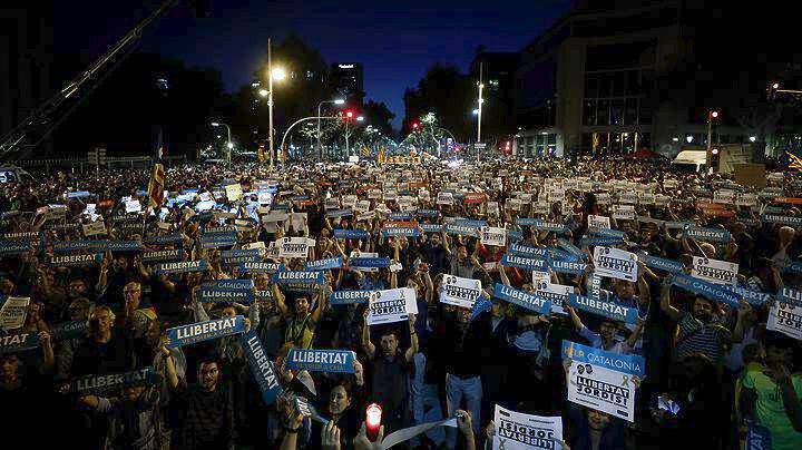 200.000 διαδηλωτές στην Βαρκελώνη ενάντια στη σύλληψη δύο αυτονομιστών ηγετών
