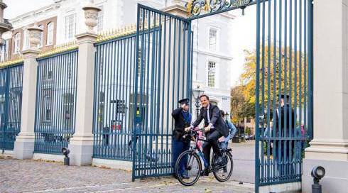 Ολλανδία: Ο πρωθυπουργός που κυκλοφορεί με ποδήλατο… (pics)