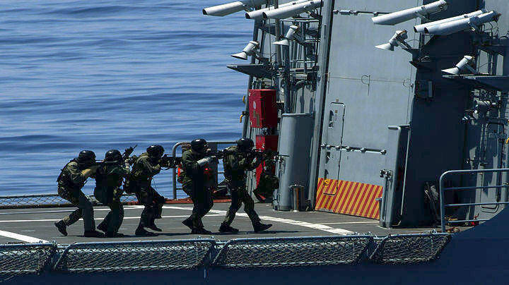 Επίδειξη του Πολεμικού Ναυτικού με τη συμμετοχή ΟΥΚ δίπλα στο «Αβέρωφ»
