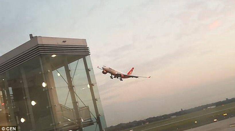 Επεισοδιακή η τελευταία υπερατλαντική πτήση της Air Berlin: Ο πιλότος έκανε μανούβρες και πέρασε ξυστά από τον πύργο ελέγχου (vids)