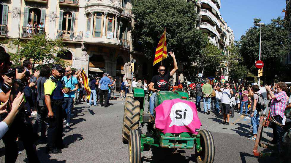 Καταλονία: Η ώρα της κρίσης – Καταλανοί φράζουν τις πόρτες των εκλογικών κέντρων