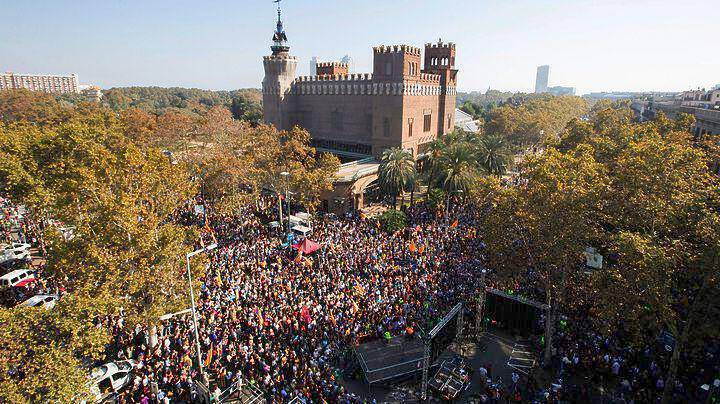 Το καταλανικό κοινοβούλιο κήρυξε την ανεξαρτησία – Η πρώτη αντίδραση Ραχόι και η στάση της Κομισιόν (pics&vids)