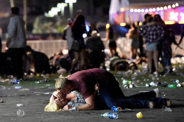 Η σφαγή στο Λας Βέγκας με 58 νεκρούς και 515 τραυματίες … (vids&pics)