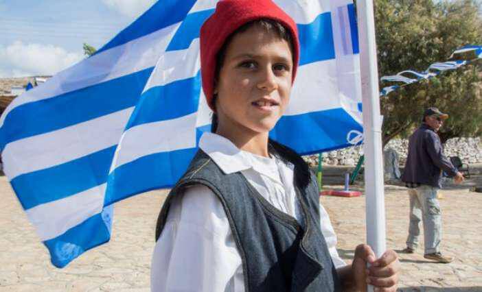 Αρκιούς: Μαθητής παρέλασε μόνος με την ελληνική σημαία (pic)