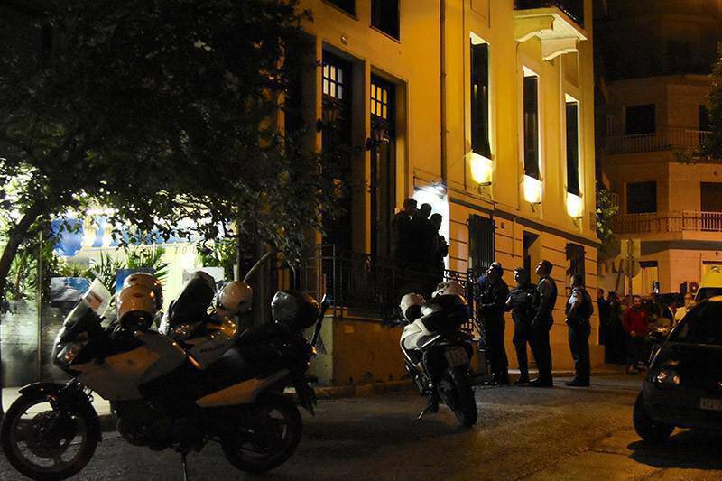 Σιωπηρή διαμαρτυρία δικηγόρων έξω από το γραφείο του Μιχάλη Ζαφειρόπουλου- Aποχή των δικηγόρων