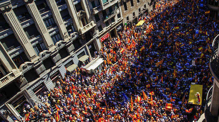 Στους δρόμους οι Ισπανοί κατά των συνομιλιών με την Καταλονία