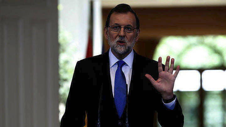 Ισπανία: Ο Ραχόι δεν σκοπεύει να προκηρύξει εκλογές – Πρόταση μομφής από τους Σοσιαλιστές