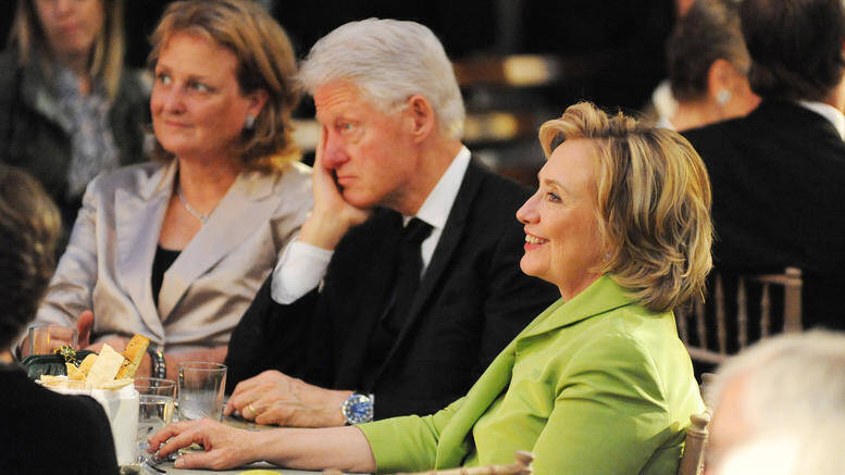 Γιατί έχουν τέσσερις μήνες να μιλήσουν η Χίλαρι και ο Μπιλ Κλίντον;
