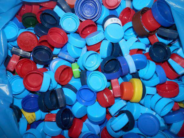 Θεσσαλονίκη: Συλλέγουν πλαστικά καπάκια σε 95 σημεία στο δήμο Καλαμαριάς