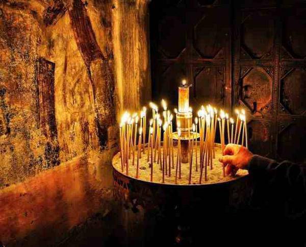 Λάρισα: «Έλεος! Άναψε… 58 κεριά και κόντεψε να λαμπαδιάσει ολόκληρο παρεκκλήσι