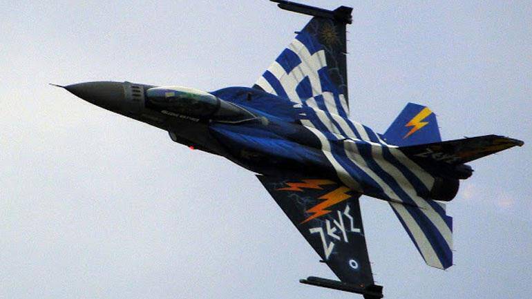 Athens Flying Week: Συγκινητική στιγμή όταν το F-16 «Ζευς» κάνει επίδειξη με τον Εθνικό ύμνο (vid)