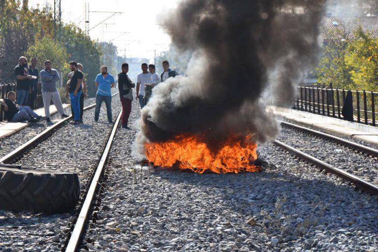 Λάρισα: Απέκλεισαν τις γραμμές του ΟΣΕ για το θάνατο του αγοριού που παρασύρθηκε από τρένο (pics)