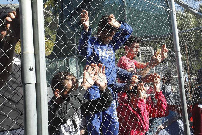 Μυτιλήνη: Ένταση κατά την απομάκρυνση σκηνών όπου διαμένουν μετανάστες