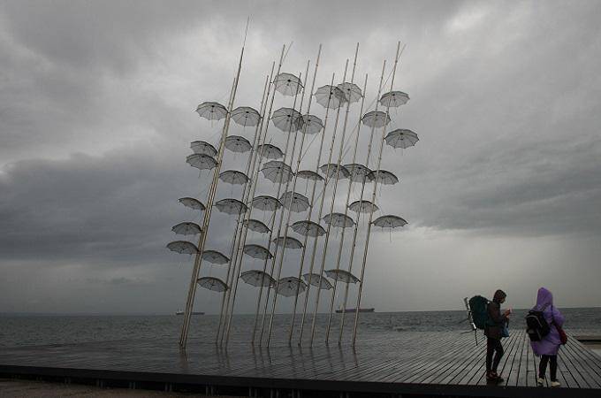 Θεσσαλονίκη: Προβλήματα στην ηλεκτροδότηση από τους θυελλώδεις ανέμους