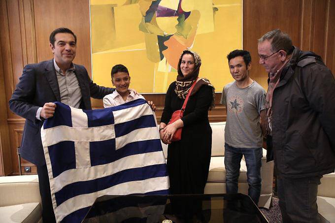 Στο Μέγαρο Μαξίμου ο Αμίρ – Κράτησε την ελληνική σημαία (pics)