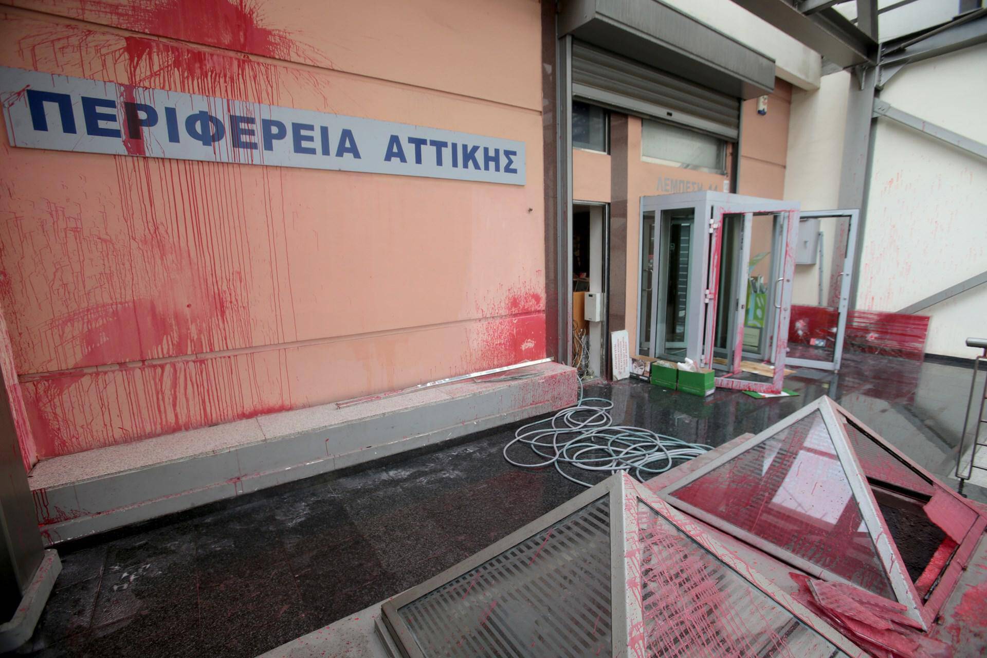 Επίθεση του Ρουβίκωνα στην Περιφέρεια Αττικής, με βαριοπούλες… (pic)