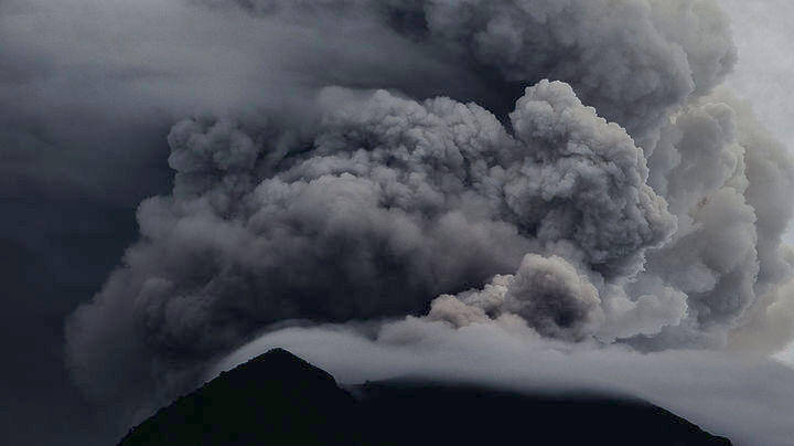 Μπαλί: «Βρυχάται» το ηφαίστειο – Όπου φύγει φύγει χιλιάδες τουρίστες