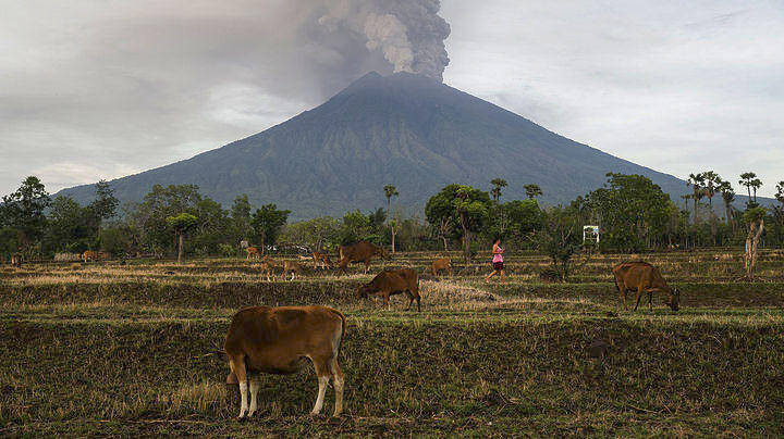«Κόκκινος» συναγερμός στο Μπαλί – Φόβοι ότι θα εκραγεί το ηφαίστειο