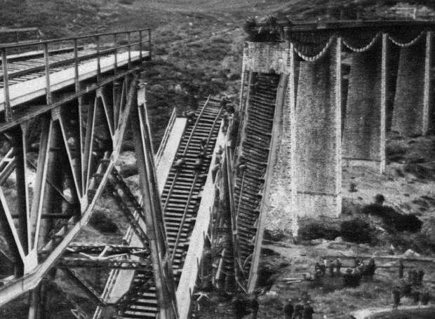 Σαν σήμερα το 1942 Άγγλοι κομάντος και Έλληνες αντάρτες ανατίναξαν τη γέφυρα του Γοργοπόταμου