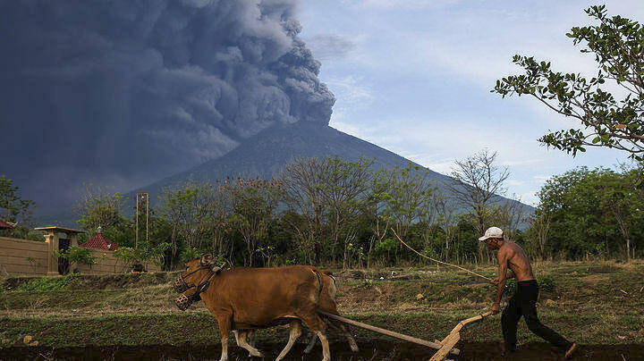 Ινδονησία: «Ξύπνησε» ηφαίστειο, ακυρώθηκαν δεκάδες πτήσεις στο Μπαλί