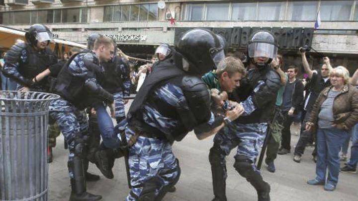 Εκατοντάδες συλλήψεις σε διαδηλώσεις κατά του Πούτιν