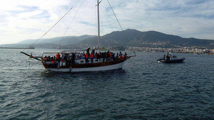 Σκάφος με 112 πρόσφυγες εντοπίστηκε στα νότια της Κρήτης