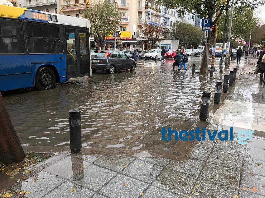 Θεσσαλονίκη: Σε ποτάμια έχουν μετατραπεί κεντρικοί δρόμοι (pics&vid)
