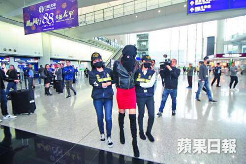 Η 19χρονη που κρατείται στο Χονγκ Κονγκ είδε τους γονείς της. Παρακαλεί να μην την εγκαταλείψουν