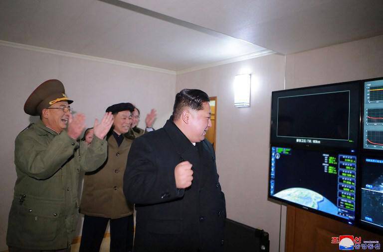 Κιμ Γιονγκ Ουν: Χαμόγελα, αγκαλίτσες και παλαμάκια την ώρα εκτόξευσης του βαλλιστικού πυραύλου! (pics)