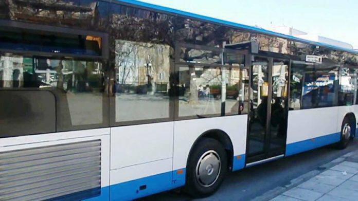 Βόλος: Ξύλο ανάμεσα σε ηλικιωμένους και νεαρούς μέσα σε λεωφορείο