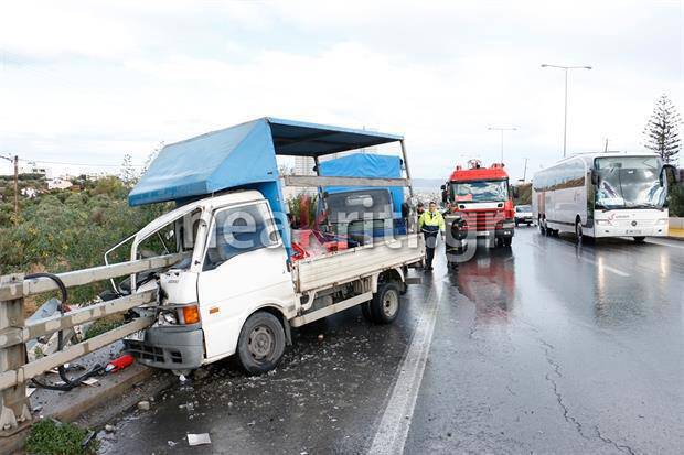 Κρήτη: Φορτηγάκι καρφώθηκε σε κιγκλίδωμα – Σώθηκε από θαύμα ο οδηγός (pics&vid)