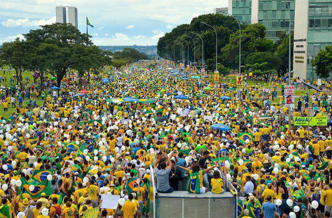 Βραζιλία: Χιλιάδες διαδηλωτές κατά της λιτότητας
