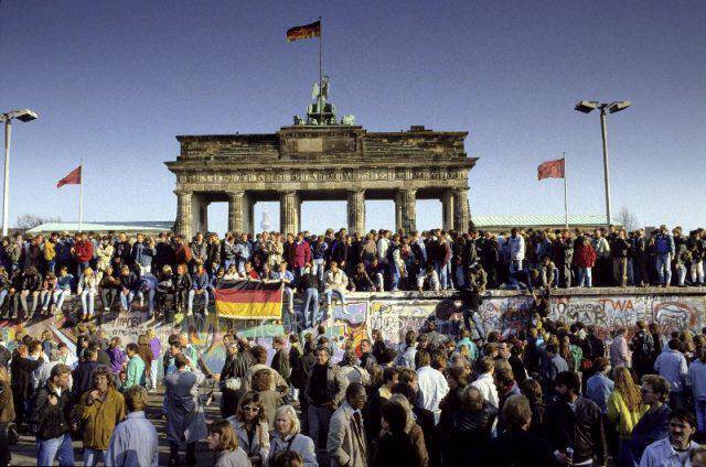 Σαν σήμερα το 1989 γκρεμίζεται το τείχος του Βερολίνου