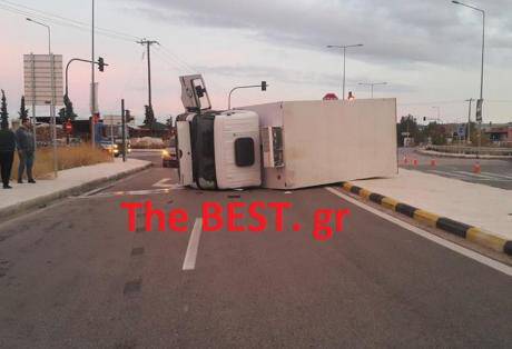 Αχαΐα: Ανατράπηκε φορτηγό λόγω τροχαίου (pics)