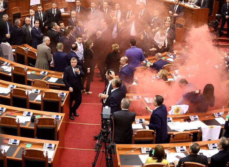 Αλβανική Βουλή: Άγριο ξύλο και καπνογόνα (vid)