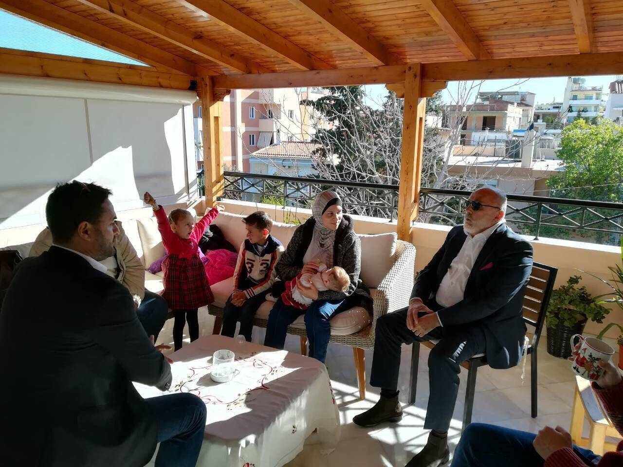 Σύρους πρόσφυγες φιλοξένησε στο σπίτι του ο Παναγιώτης Κουρουμπλής