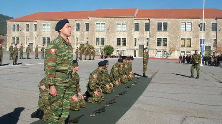 Τρίπολη: Στρατιώτες συναρμολογούν όπλα με κλειστά μάτια (vid)