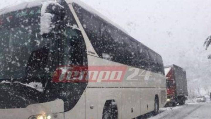 Απεγκλωβίστηκαν επιβάτες λεωφορείου που ακινητοποιήθηκε από τον χιονιά στα Καλάβρυτα