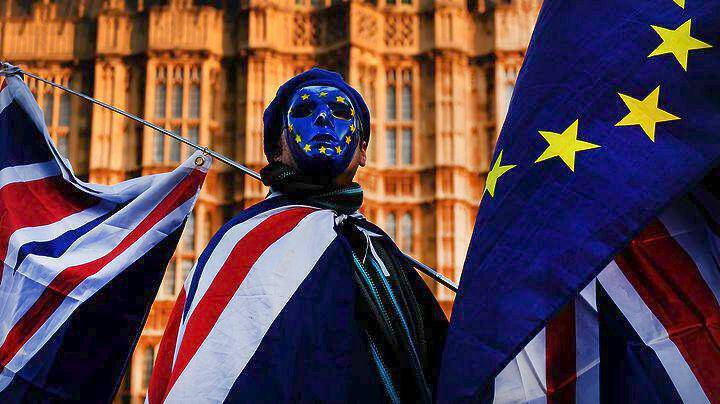 Οι Βρετανοί βουλευτές απέρριψαν ένα Brexit χωρίς συμφωνία