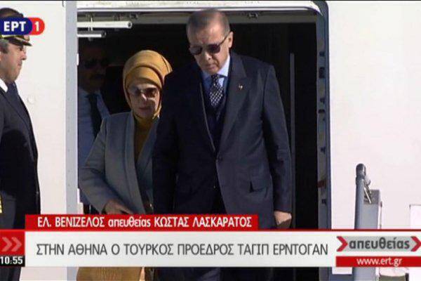 ‘Εφτασε στην Αθήνα ο Ερντογάν- Η αποβίβαση του Τούρκου προέδρου μετά της συζύγου (Εικόνα- Live)