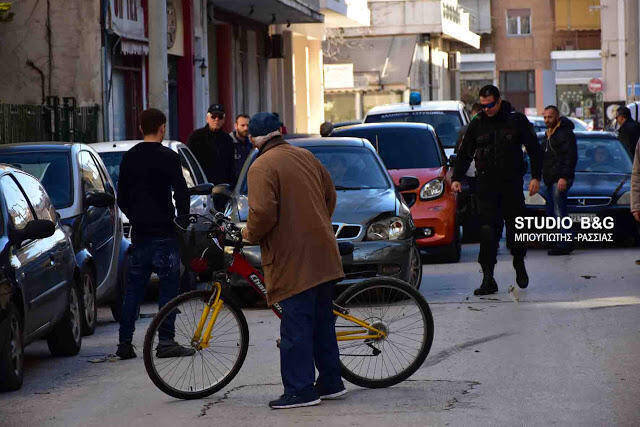 Ηλικιωμένος οδηγός πήρε παραμάζωμα τρία αυτοκίνητα – Κυκλοφοριακό χάος στο κέντρο του Ναυπλίου (pics)
