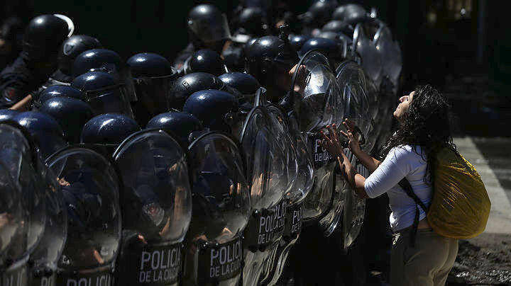 Αργεντινή: Εκτεταμένα επεισόδια μπροστά στο κοινοβούλιο